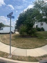 193 Jonathan Pl in Franklin Township, NJ - Foto de edificio - Building Photo