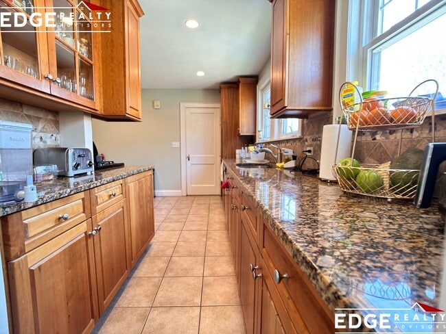48 Blenford Rd, Unit 1 in Boston, MA - Foto de edificio - Building Photo