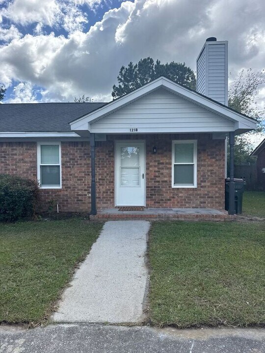 121 Johnny Reb Dr in Moncks Corner, SC - Building Photo
