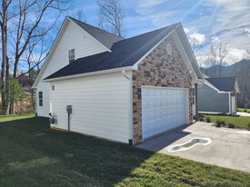 131 Brooks Cove Rd in Black Mountain, NC - Foto de edificio - Building Photo