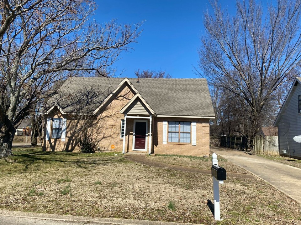 2502 Jeanne McQueen Pl in Jonesboro, AR - Building Photo