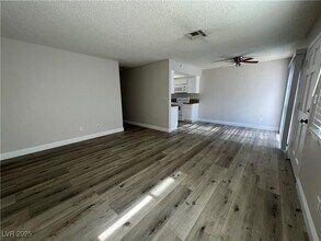 1009 Willow Tree Dr in Las Vegas, NV - Building Photo - Building Photo