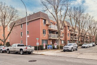 71-01 Park Ave in Fresh Meadows, NY - Foto de edificio - Building Photo