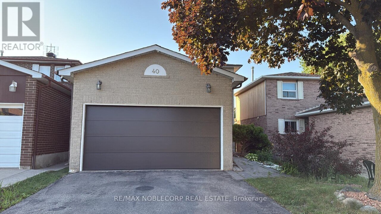 40 Gray Crescent in Richmond Hill, ON - Building Photo