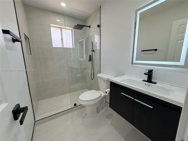 3252 W 70th St in Hialeah, FL - Foto de edificio - Building Photo