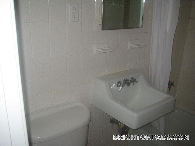 160 N Beacon St in Boston, MA - Building Photo