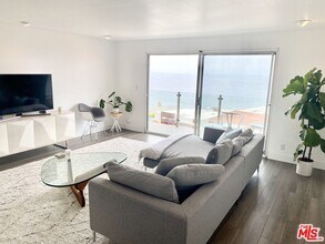 18203 Coastline Dr in Malibu, CA - Building Photo - Building Photo