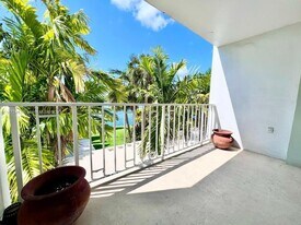 500 Bayview Dr in Sunny Isles Beach, FL - Building Photo