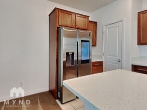 5301 E Commerce Way in Sacramento, CA - Foto de edificio - Building Photo