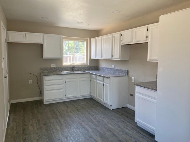 701 Mcclean Ave in Bakersfield, CA - Building Photo - Building Photo
