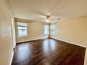 5506 Taylan Ln, Unit 2 in Rosenberg, TX - Foto de edificio - Building Photo