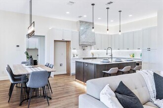 15400 Ranch to Market Rd 1826 in Austin, TX - Foto de edificio - Building Photo