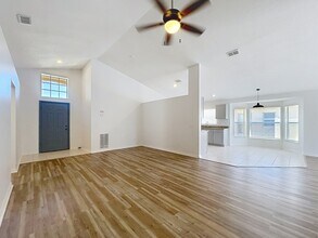 137 Piano Ln in Davenport, FL - Foto de edificio - Building Photo