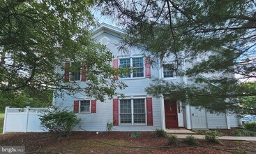 132 Shrewsbury Ct in Pennington, NJ - Foto de edificio - Building Photo