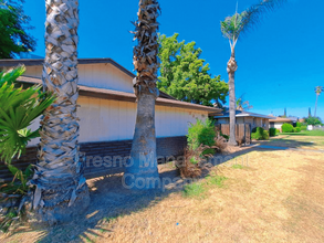 3243 E Clinton Ave in Fresno, CA - Building Photo - Building Photo