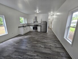 61 Sargent Farmer St in Newnan, GA - Building Photo