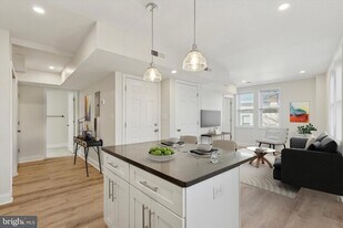 137 E Spring Ave, Unit 2R in Ardmore, PA - Building Photo