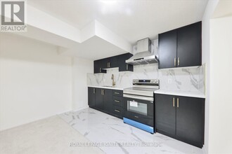 10 Huggins Dr in Whitby, ON - Building Photo - Building Photo
