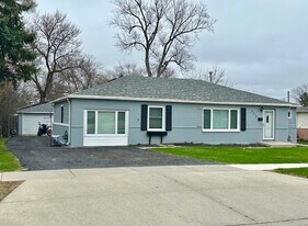 725 Cumberland St in Hoffman Estates, IL - Building Photo