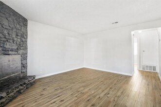 10207 Brownie Dr, Unit B in Austin, TX - Building Photo - Building Photo