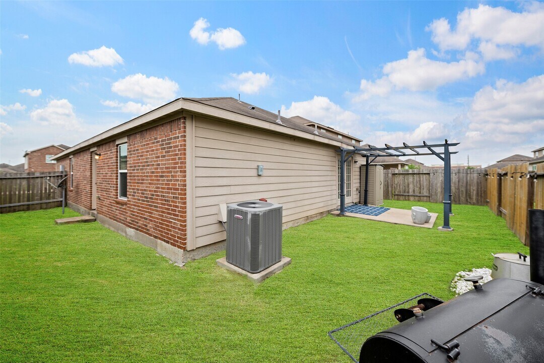 9811 Texas Cut Ln in Arcola, TX - Building Photo