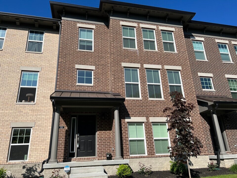329 Wakefield Way in Zionsville, IN - Building Photo