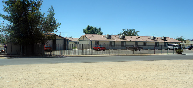 21645 Powhatan Rd in Apple Valley, CA - Foto de edificio - Building Photo