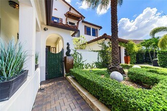 3291 NW 82nd Way in Pembroke Pines, FL - Foto de edificio - Building Photo