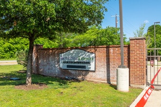 Hutchins Gateway Apartments in Hutchins, TX - Foto de edificio - Building Photo