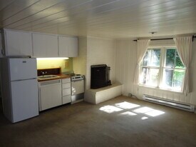 8134 Chagrin Rd in Chagrin Falls, OH - Building Photo