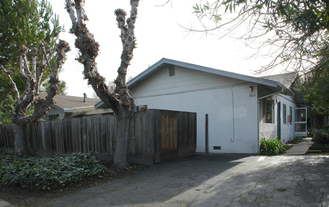 517-535 Thompson Ave in Mountain View, CA - Foto de edificio - Building Photo