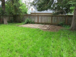 74 N 3rd St in Creswell, OR - Building Photo - Building Photo