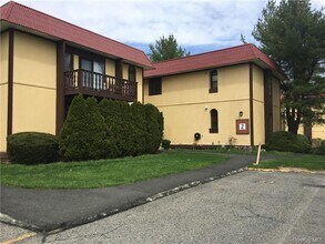 2 Granada Crescent in White Plains, NY - Building Photo - Building Photo