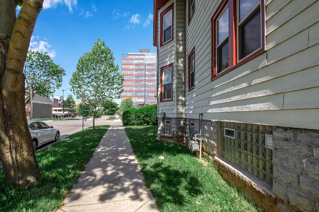 215 Maple St in Buffalo, NY - Building Photo - Building Photo