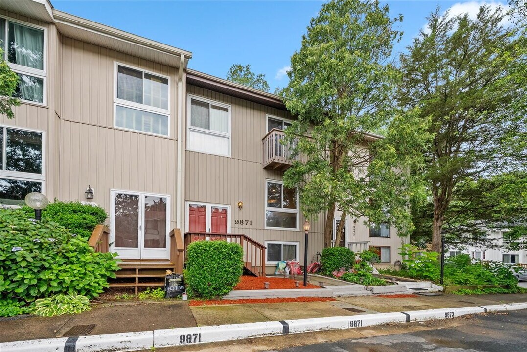 9871 Sweet Mint Dr in Vienna, VA - Building Photo