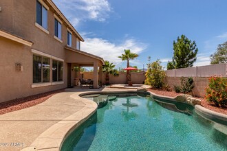 18096 W Paradise Ln in Surprise, AZ - Foto de edificio - Building Photo