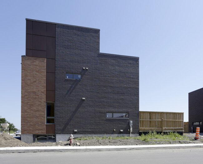 2444-2456 Kenneth-Patrick Rue in Montréal, QC - Building Photo - Building Photo