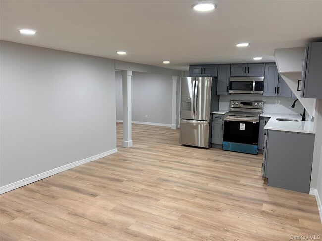 660 Great Neck Rd in Copiague, NY - Building Photo - Building Photo