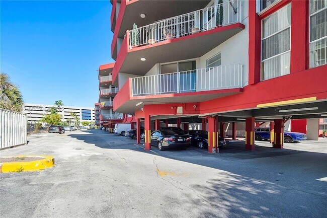 1750 W 46th St, Unit 210 in Hialeah, FL - Building Photo - Building Photo
