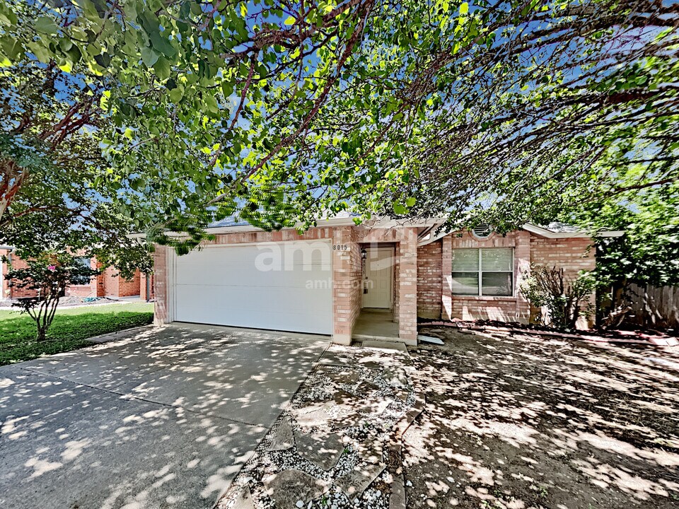8015 Talkenhorn in Converse, TX - Building Photo