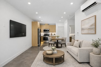 7314 Fallbrook Ave in West Hills, CA - Foto de edificio - Building Photo