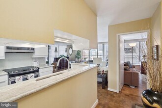 224-30 W Rittenhouse Square in Philadelphia, PA - Building Photo - Building Photo