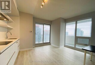 2221 Yonge St in Toronto, ON - Building Photo - Building Photo