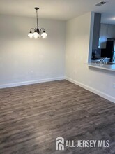 111 Kings Ct in Woodbridge, NJ - Building Photo - Building Photo