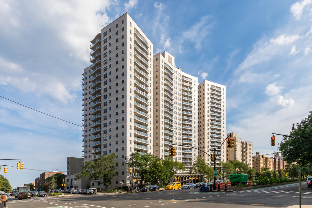 Executive Towers in Bronx, NY - Building Photo