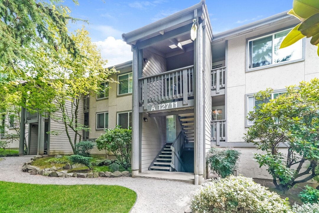 12711 NE 120th St in Kirkland, WA - Building Photo