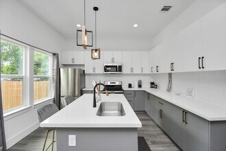 4909 Higgins St in Houston, TX - Foto de edificio - Building Photo