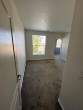 5576 Tares Cir in Elk Grove, CA - Building Photo - Building Photo
