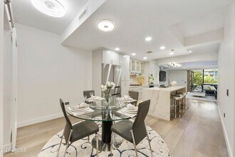 7161 E Rancho Vista Dr in Scottsdale, AZ - Foto de edificio - Building Photo