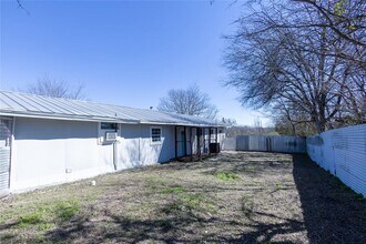 2304 Thrasher Ln in Austin, TX - Building Photo - Building Photo